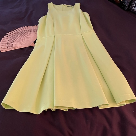 Beautiful brand name light green dress - Picture 3 of 5